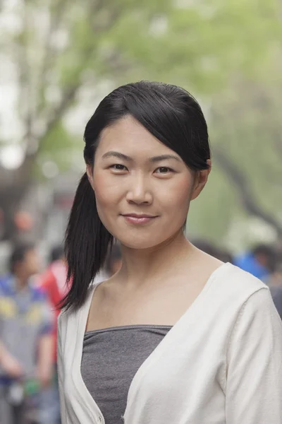 Jeune femme souriant à l'extérieur — Photo