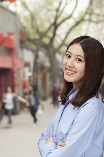 Mujer joven al aire libre — Foto de Stock