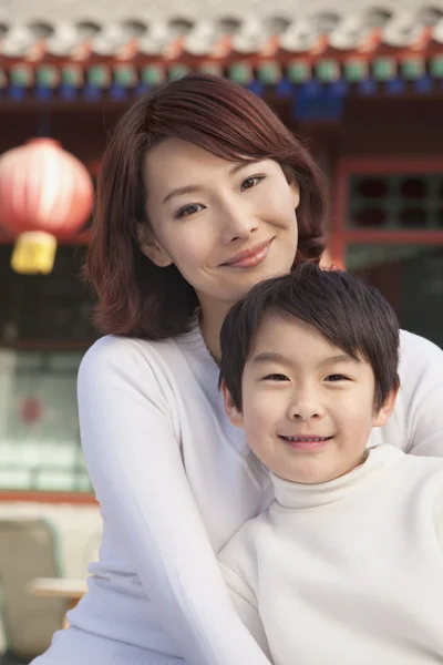 Mother and son outside traditional Chinese building — Stock Photo, Image