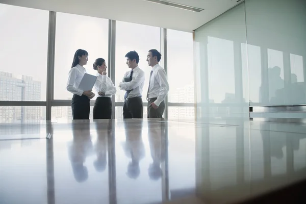 Affärsmän som står vid konferensbord — Stockfoto