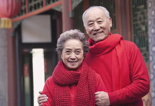 Senior Pareja fuera de un edificio tradicional chino — Foto de Stock