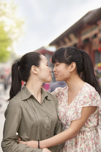 Jonge vrouwen omarmen — Stockfoto