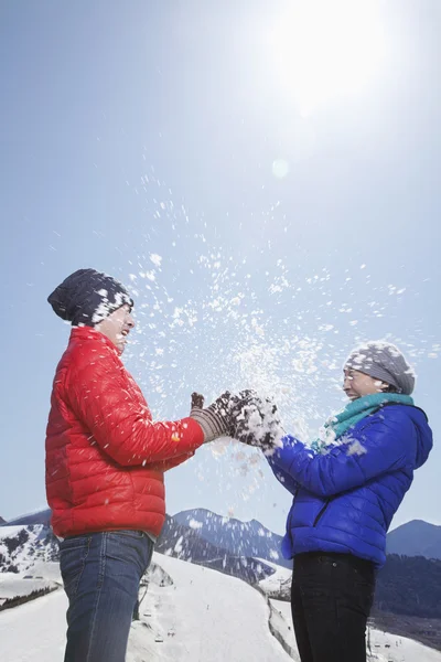 Gente jugando con nieve — Foto de Stock