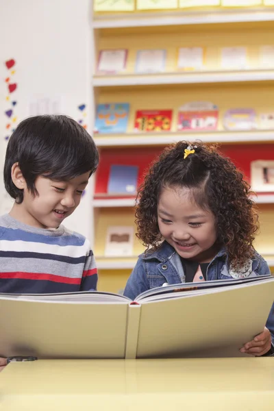 2 人の学生に読書 — ストック写真