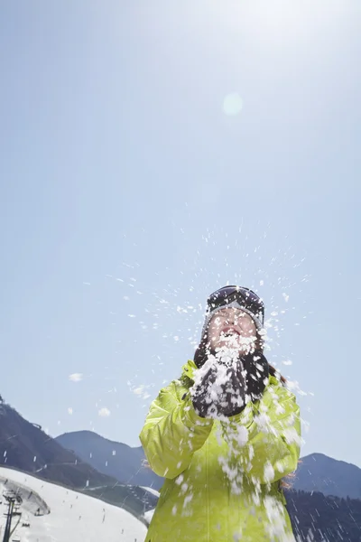 女性、山の雪で遊んで — Stockfoto