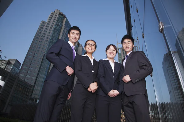 Empresarios en el distrito financiero — Stockfoto