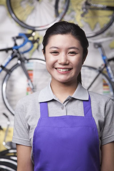 Женский механик в магазине велосипедов — стоковое фото
