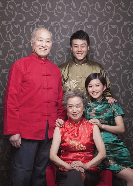 Großeltern und erwachsene Enkel — Stockfoto