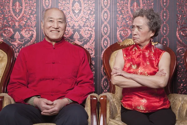 Abuela enojada y abuelo feliz — Foto de Stock