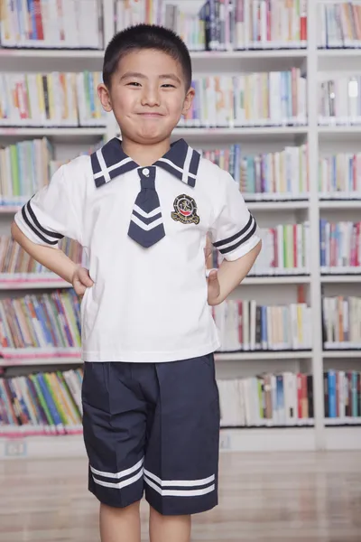 Estudante vestindo uniforme escolar — Fotografia de Stock