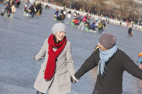 Young Couple Ice Skating — Stock Photo, Image