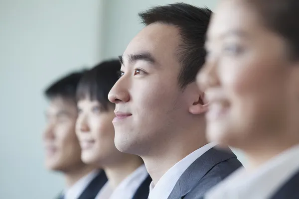 Vier Geschäftsleute in einer Reihe — Stockfoto