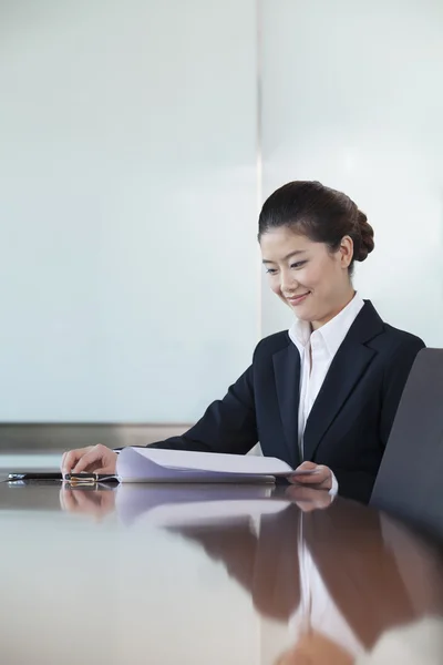 Pengusaha wanita yang bekerja di kantor — Stok Foto