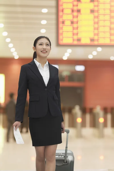 Geschäftsfrau am Flughafen mit Koffer und Ticket — Stockfoto