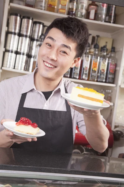 Barista serving cheesecake — Stock Photo, Image