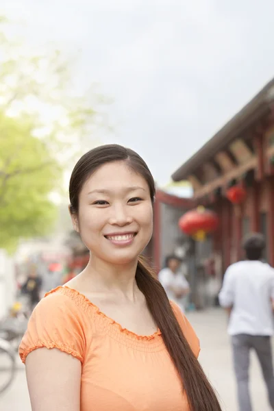 Jeune femme souriant à l'extérieur — Photo