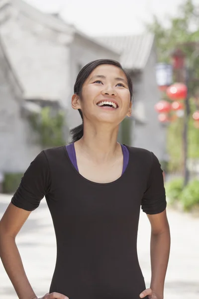 Jeune femme souriant à l'extérieur — Photo