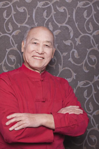 Ανώτερος άνθρωπος στην παραδοσιακή κινεζική ενδυμασία — Φωτογραφία Αρχείου