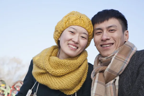 Молодая пара на улице зимой — стоковое фото