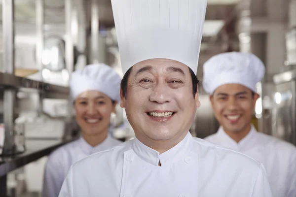 Chefs en una cocina industrial — Foto de Stock