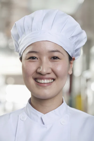 Chef-kok in haar keuken — Stockfoto