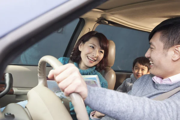 Familia sentada en coche — Foto de Stock