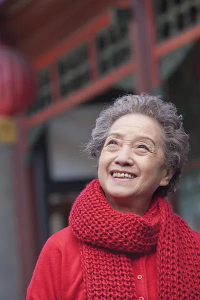 Vrouw buiten een traditioneel Chinees gebouw — Stockfoto