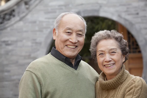 Senior couple in front of round arch — Stock Photo, Image