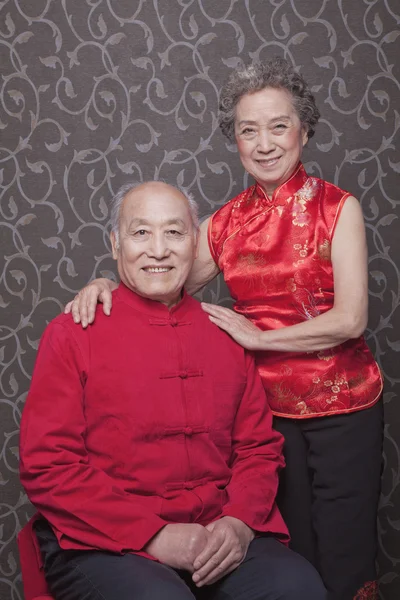 Senior couple in traditional Chinese clothing — Stock Photo, Image