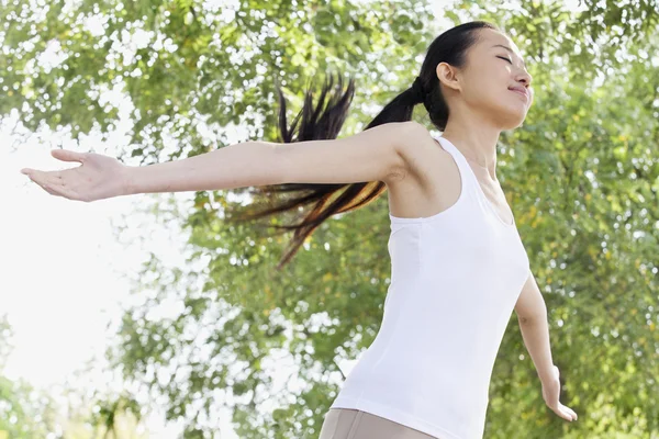 Entspannte Frau im Park — Stockfoto