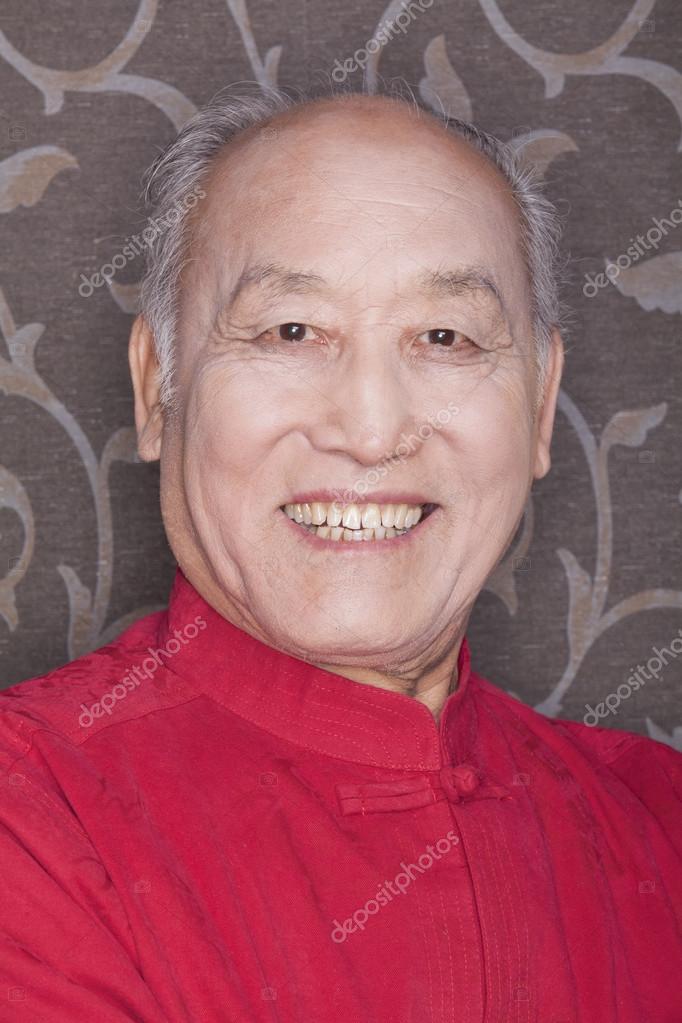 Senior Man in Traditional Chinese Clothing — Stock Photo