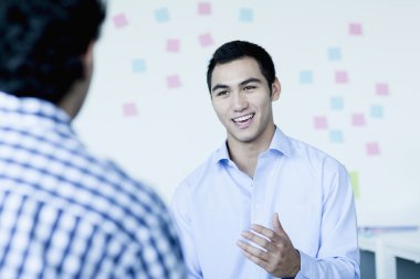 Ofiste konuşmak ve oturma iş adamı