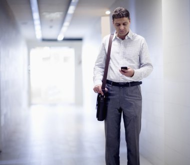 işadamı telefonunu aşağı bakıyor
