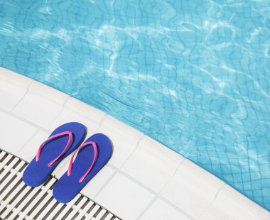 havuz yan tarafından mavi flip flop