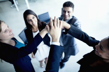 iş adamları ellerle birlikte tezahürat