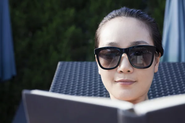 Γυναίκα, χαλάρωση και διαβάζοντας ένα βιβλίο — Φωτογραφία Αρχείου