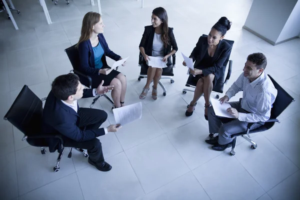 Empresários que têm uma reunião de negócios — Fotografia de Stock