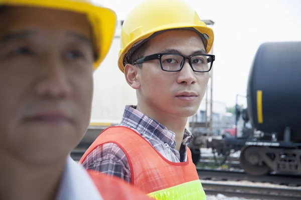 Ernstige ingenieur in beschermende werkkleding — Stockfoto