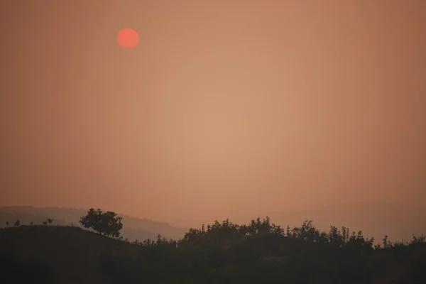 Landschap van zonsondergang over het gebergte — Stockfoto