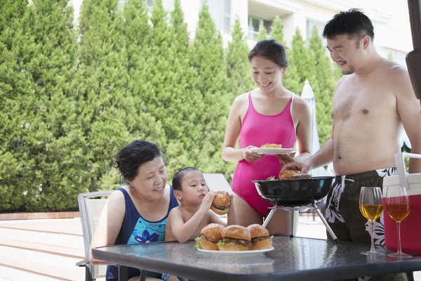 Barbacoa familiar junto a la piscina de vacaciones — Foto de Stock