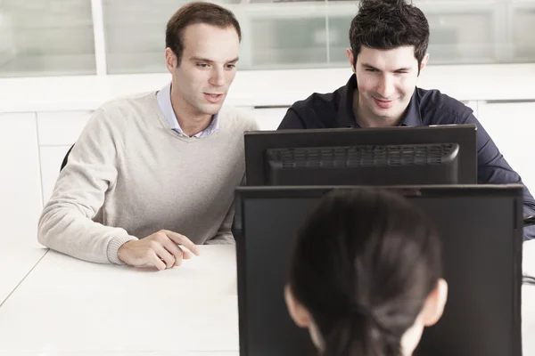 Współpracowników siedząc przed komputerem — Zdjęcie stockowe