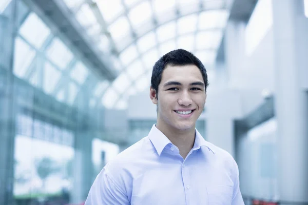 Smiling young businessman — Stock Photo, Image