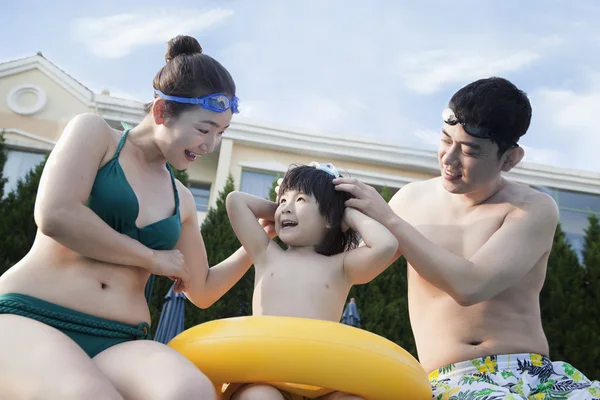 Familia junto a la piscina — Foto de Stock