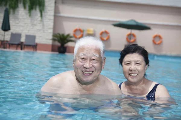Senior couple relaxing in the pool — Stock Photo, Image