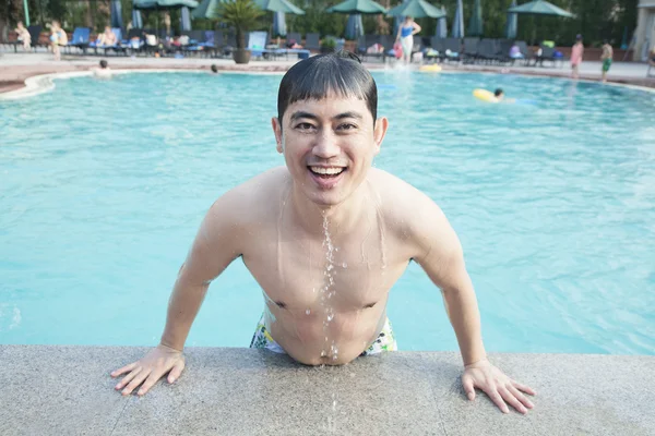 Mężczyzna wychodząc z basenu i patrząc na kamery — Zdjęcie stockowe