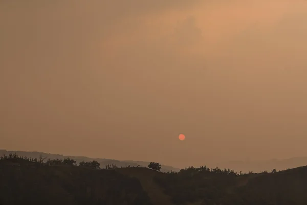 Zonsondergang over de bergketen — Stockfoto