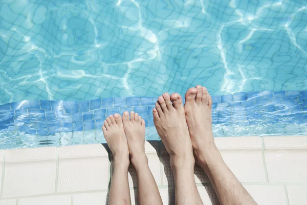 游泳池旁的人的双腿 — 图库照片