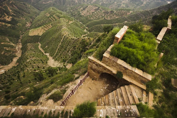 Built structure in the mountains on the side of a hill — Stock Photo, Image