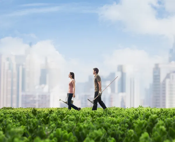 Mensen lopen over een groen veld — Stockfoto