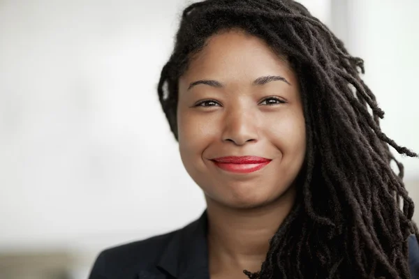 Mulher de negócios com dreadlocks — Fotografia de Stock